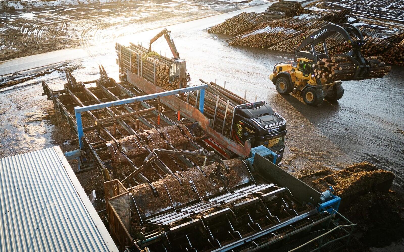 Around 50 truck combinations a day pass through Bäckebron Sawmill – half of them come and leave timber and half leave with sawn timber, shavings or chips.